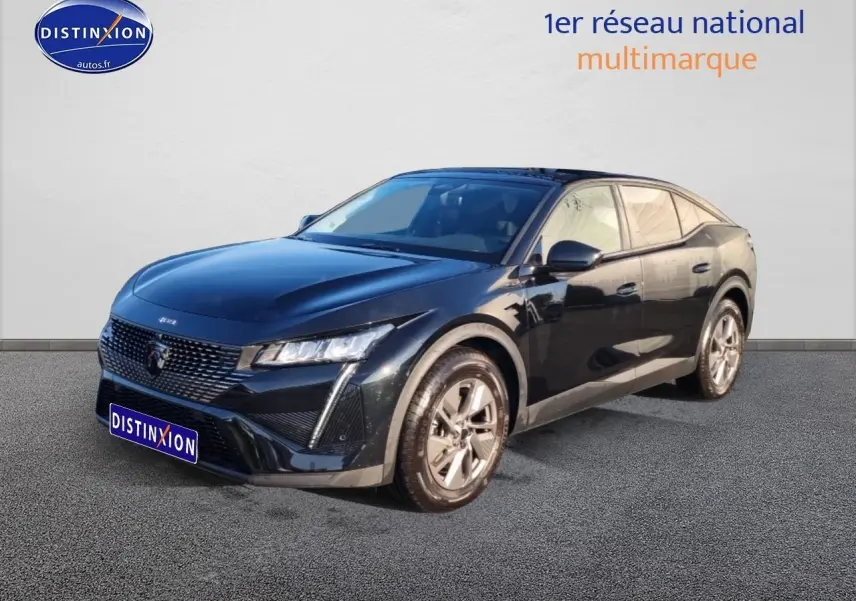 Vue 3/4 avant droit d'une Peugeot 408 Hybrid 145 Allure noire avec jantes alu et feux LED allumés.