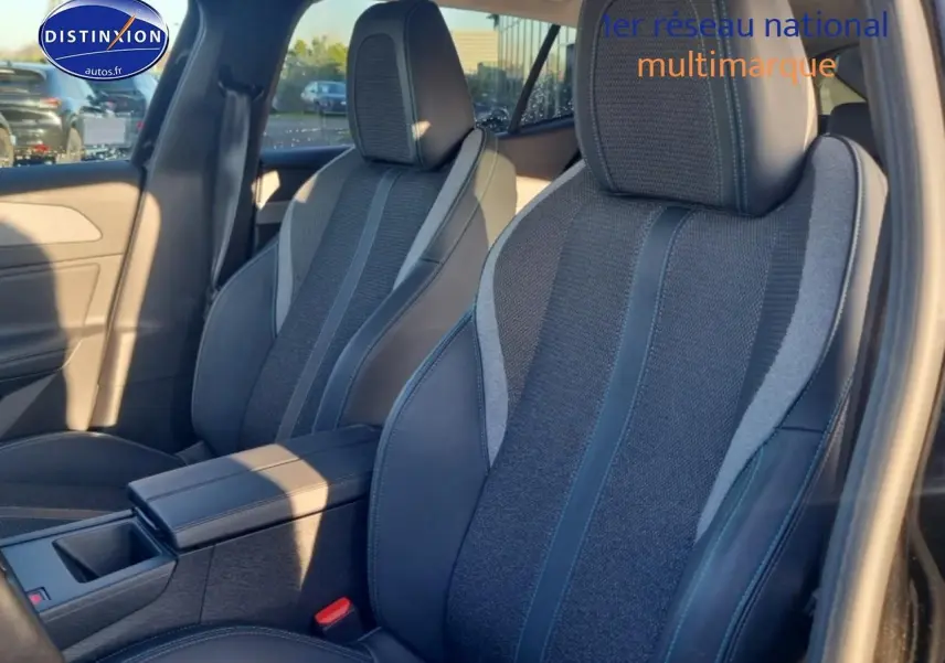 Vue rapprochée des sièges avant en tissu et cuir noir de la Peugeot 408 Hybrid 145 allure e-dcs6 2025.