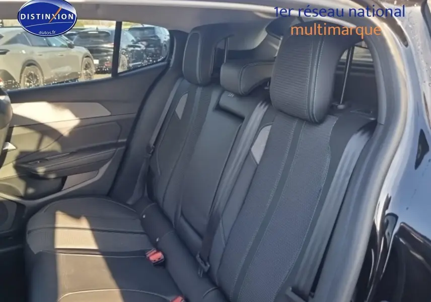 Vue intérieure côté gauche sur la banquette arrière noire en tissu et cuir du Peugeot 408 Hybrid 145 allure e-dcs6 2025.