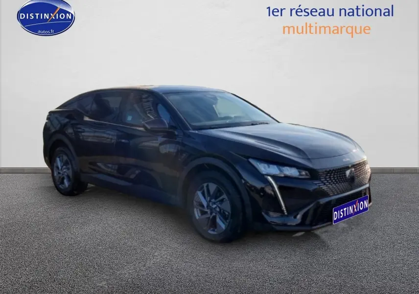 Peugeot 408 Hybrid 145 allure e-dcs6 noire vue 3/4 avant avec phares LED et jantes alu distinctives.