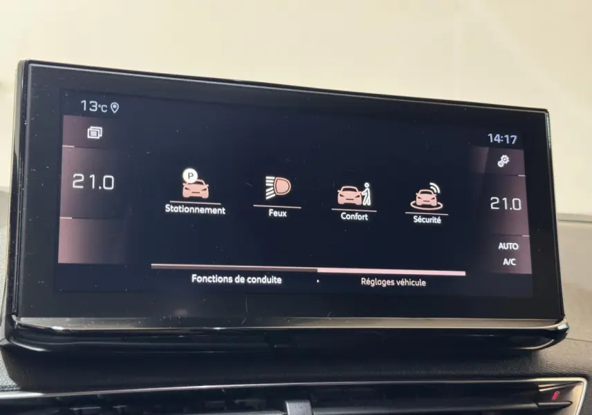 Écran tactile central du Peugeot 3008 gris clair, affichant les réglages de conduite et climatisation à 21°C.