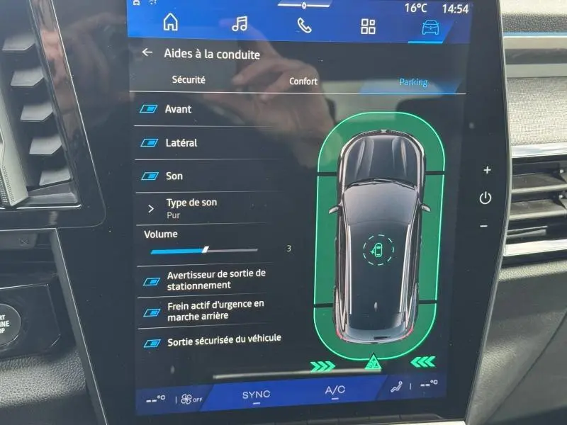 Écran tactile intérieur du Renault Austral 2025 montrant les aides à la conduite et la vue top-down du véhicule noir.