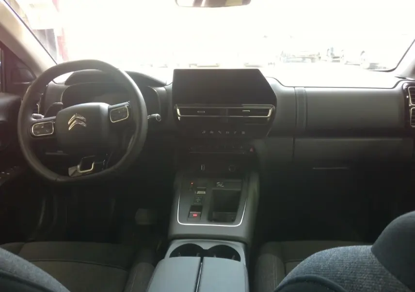 Vue intérieure avant du Citroën C5 Aircross 2025 gris platinium, avec tableau de bord moderne et écran central tactile.
