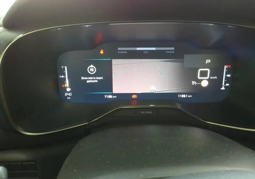 Tableau de bord numérique du Citroën C5 Aircross 2025, affichage de navigation et indicateurs en vue frontale.