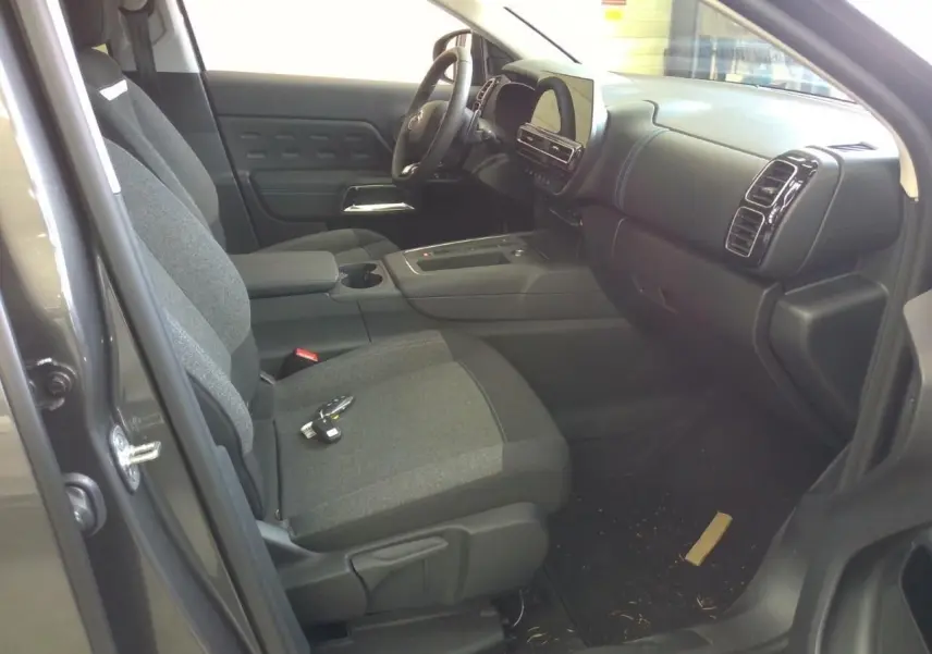 Vue intérieure côté conducteur du Citroën C5 Aircross gris platinium, montrant sièges et tableau de bord moderne.