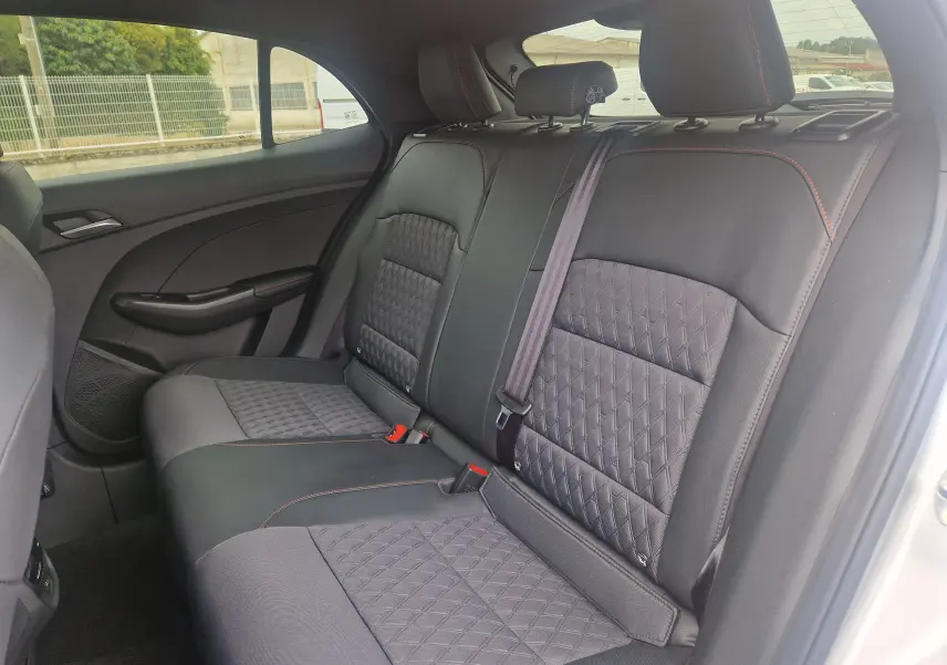 Vue intérieure côté droit des sièges arrière en tissu et cuir noir avec surpiqûres orange du MG3 Cosmic Silver 2026.
