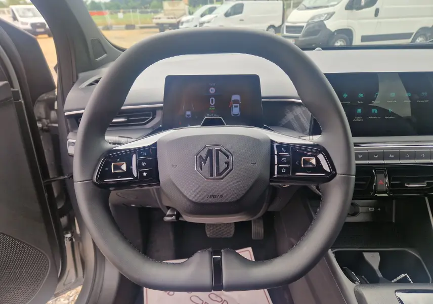 Vue frontale du volant noir du MG3 1.5L Hybrid+ 195CH Luxury avec tableau de bord numérique et écran tactile.