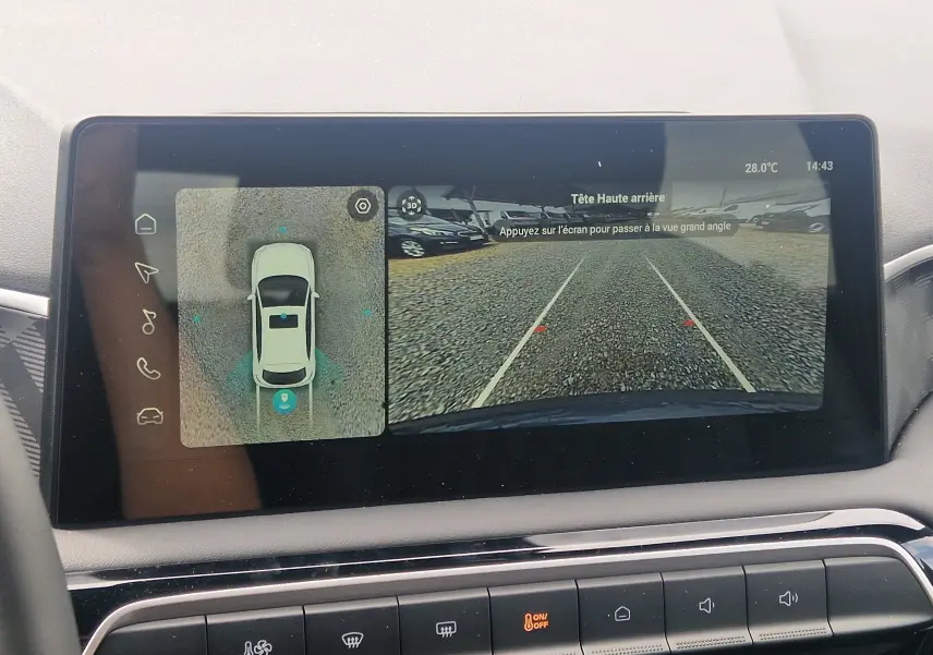 Écran tactile intérieur montrant la caméra de recul et la vue aérienne du MG3 1.5L Hybrid+ Cosmic Silver en stationnement.