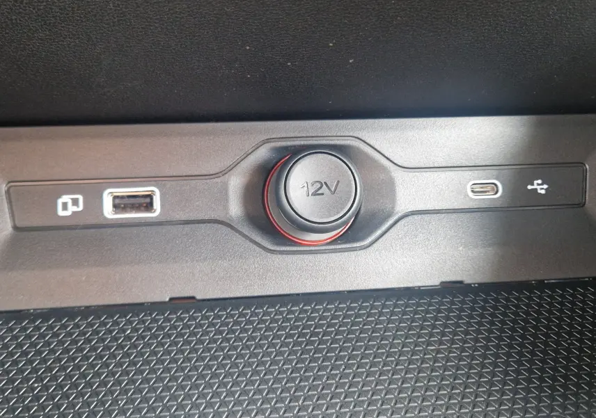 Gros plan sur la prise 12V et ports USB-C et USB-A du tableau de bord du MG3 Cosmic Silver 2026.