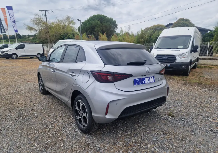 Vue 3/4 arrière droite d'une MG3 Cosmic Silver Metal avec vitres teintées et jantes alliage distinctives.