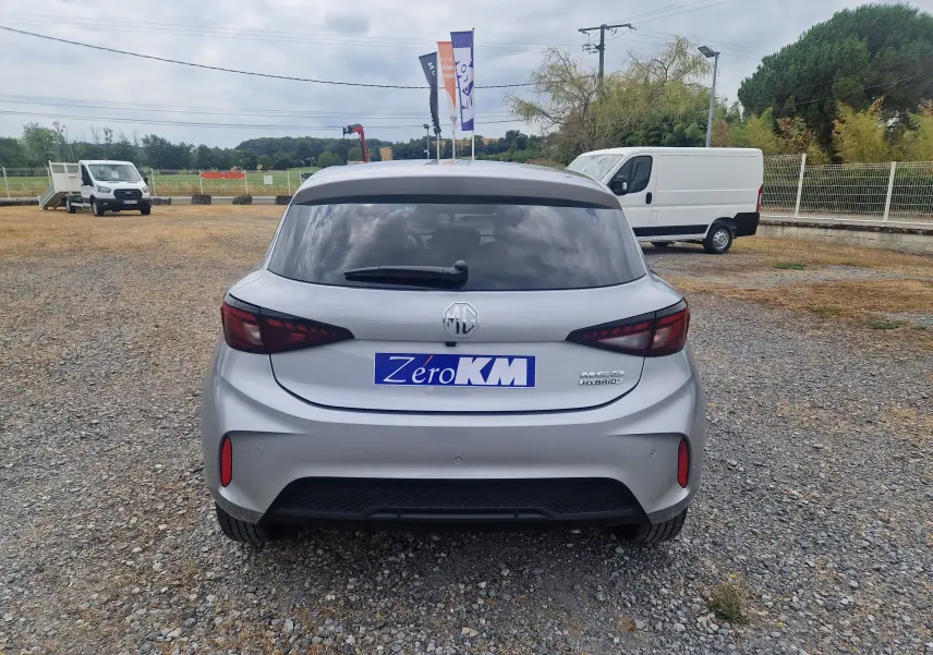 Vue arrière d'une MG3 1.5L Hybrid+ 195CH Luxury en Cosmic Silver Metal, avec logo MG et feux arrière foncés.