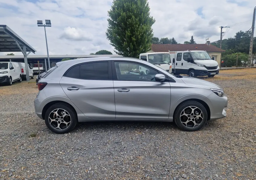 Vue latérale droite d'une MG3 1.5L Hybrid+ 195ch Luxury en Cosmic Silver Metal avec jantes alliage noires et argent.