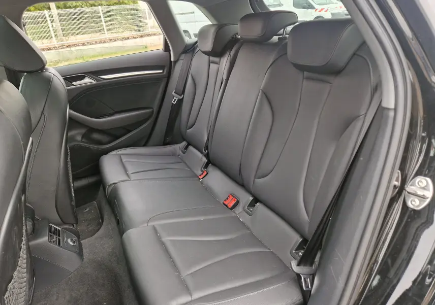 Vue intérieure côté droit montrant la banquette arrière en cuir noir de l'Audi A3 Sportback 2019 design luxe.