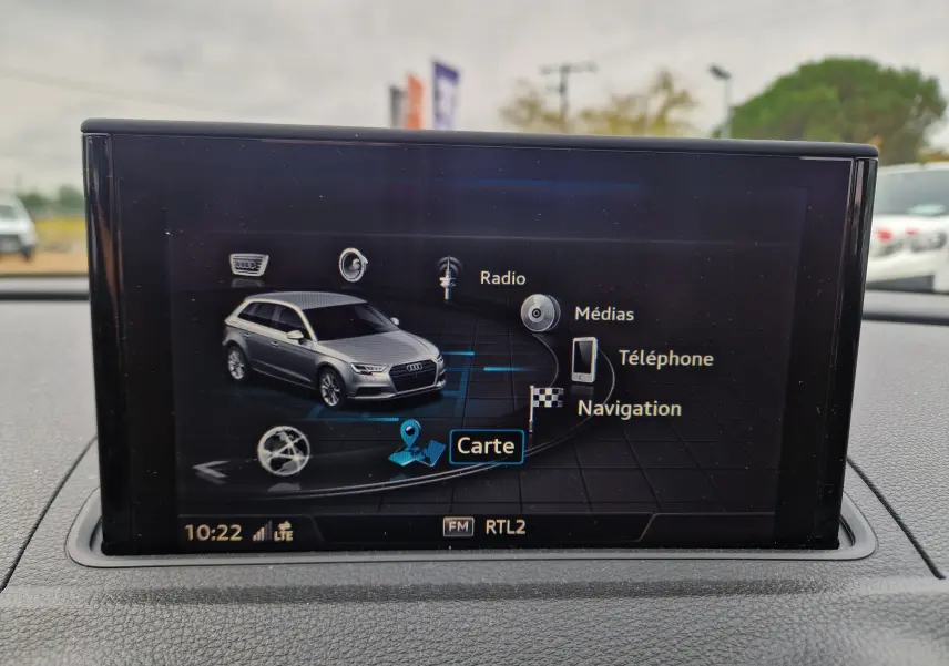 Écran central de l'Audi A3 Sportback noir 2019 affichant le menu multimédia avec navigation sélectionnée.