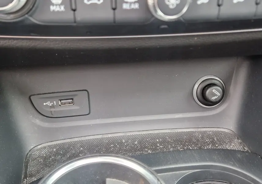 Gros plan sur la prise USB et l’allume-cigare dans la console centrale noire de l’Audi A3 Sportback 2019.