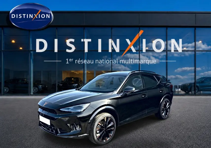 Vue 3/4 avant droit du SUV CUPRA Formentor noir 2026 avec jantes noires et détails cuivrés, devant un showroom Distinxion.