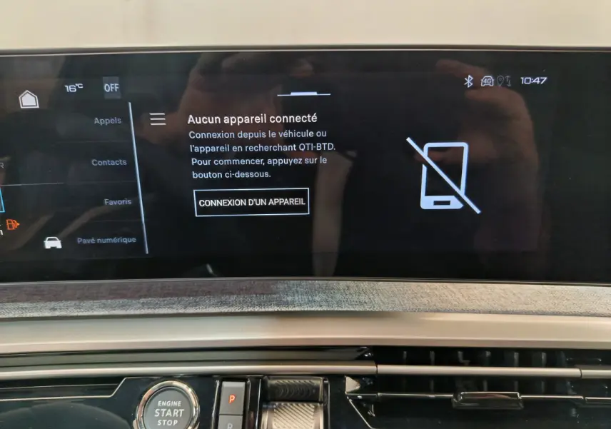 Écran tactile central affichant la connexion Bluetooth dans l’habitacle du Peugeot 3008 noir, vue intérieure frontale.