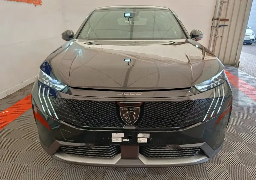 Vue de face du Peugeot 3008 noir 2025 avec calandre noire et phares LED distinctifs en griffes.
