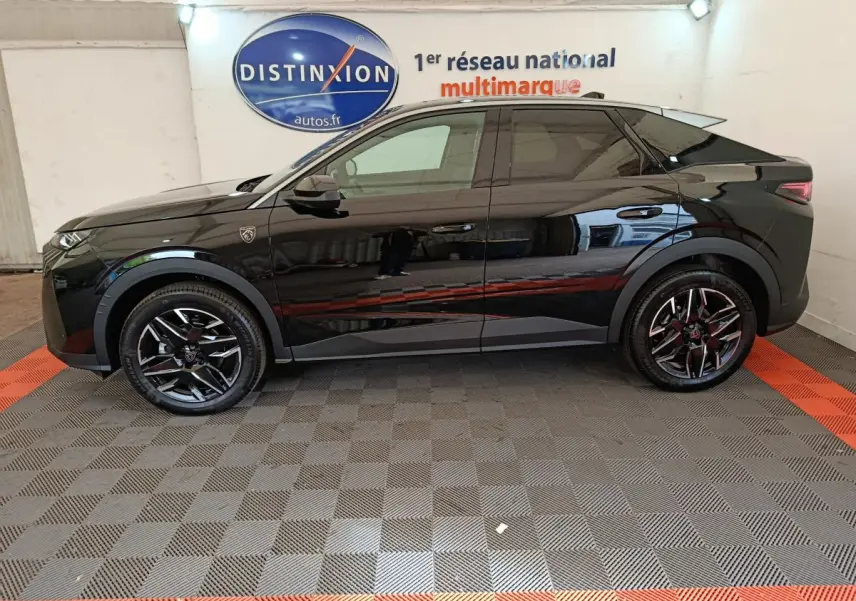 Vue de profil côté gauche d’un Peugeot 3008 noir 2025 avec jantes alliage et logo GT visible sur l’aile avant.