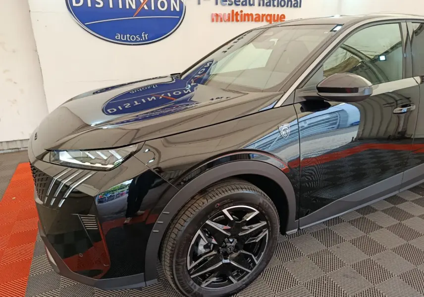 Vue 3/4 avant droit d’un Peugeot 3008 noir brillant avec jantes noires et phares LED distinctifs.