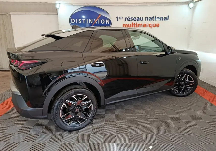 Peugeot 3008 noir vue de profil côté droit, avec jantes noires et feux arrière LED distinctifs.