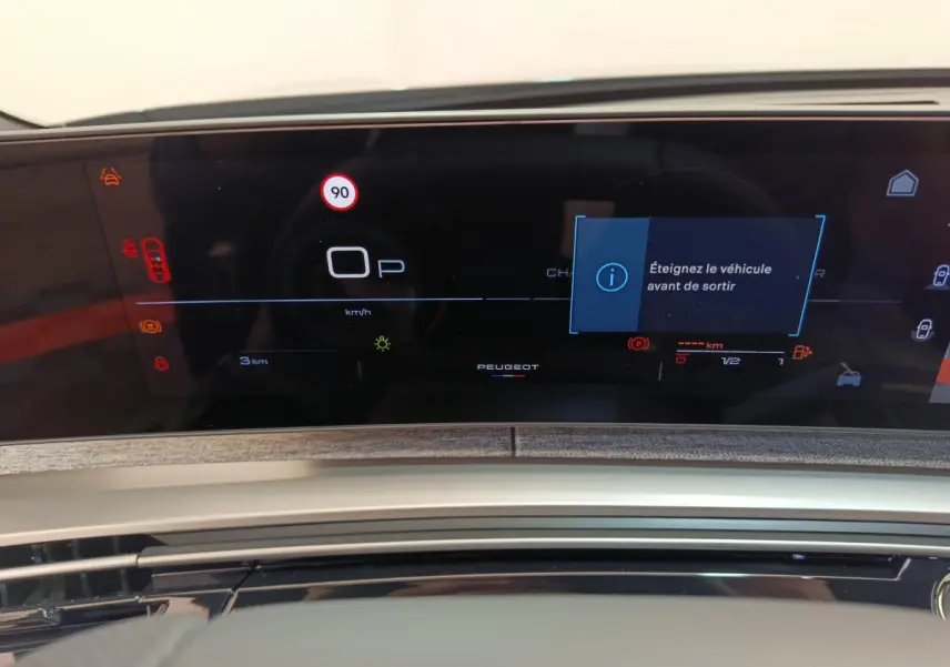 Tableau de bord numérique du Peugeot 3008 hybride 2025, affichage multifonctions avec alertes et logo central.