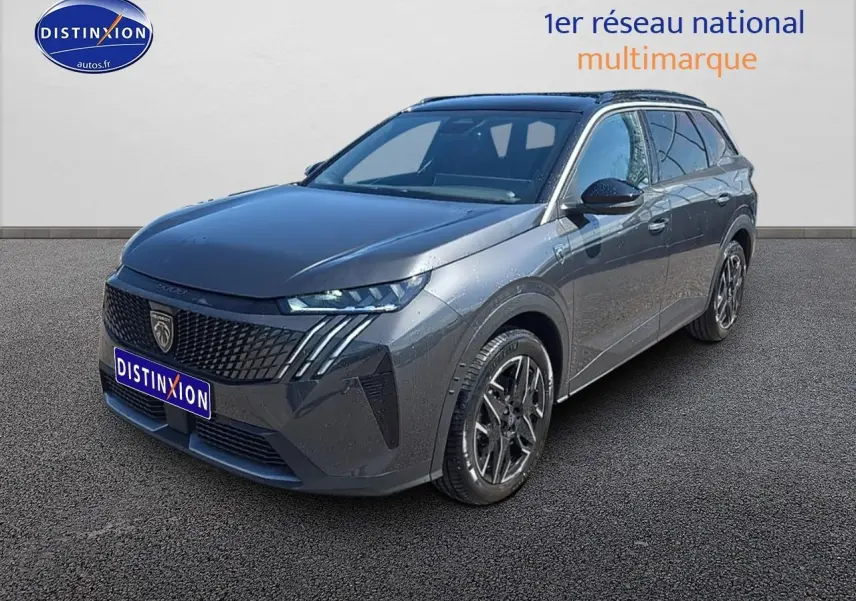 Peugeot 5008 Hybrid 145 GT gris titane en 3/4 avant droit avec calandre noire distinctive et jantes alliage.