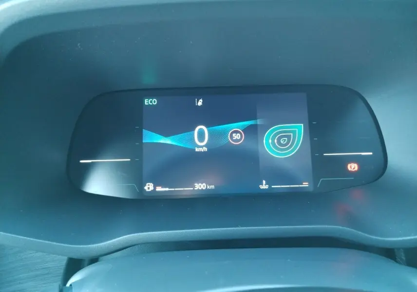 Tableau de bord numérique du Nissan Primastar 2025 affichant vitesse zéro et mode ECO en vue frontale.