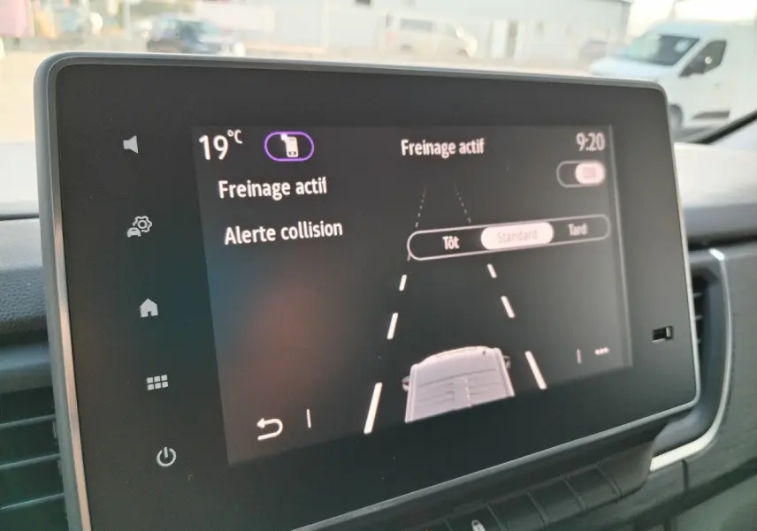 Écran tactile intérieur du Nissan Primastar 2025 montrant l'activation du freinage actif et alerte collision.