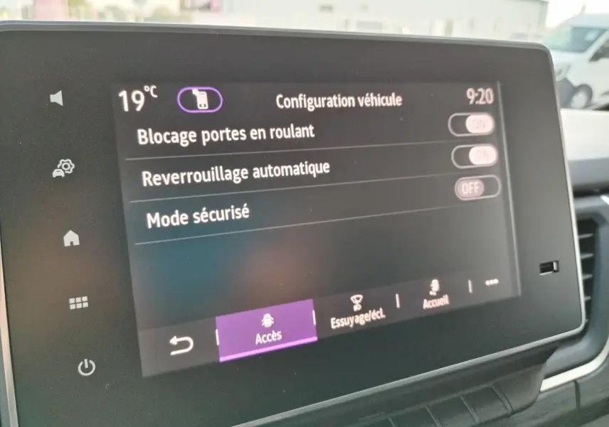 Écran tactile intérieur affichant la configuration des accès du Nissan Primastar blanc 2025, vue rapprochée.