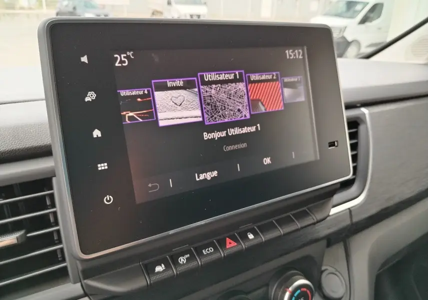 Écran tactile central affichant les profils utilisateurs dans l'habitacle du Nissan Primastar blanc 2025.