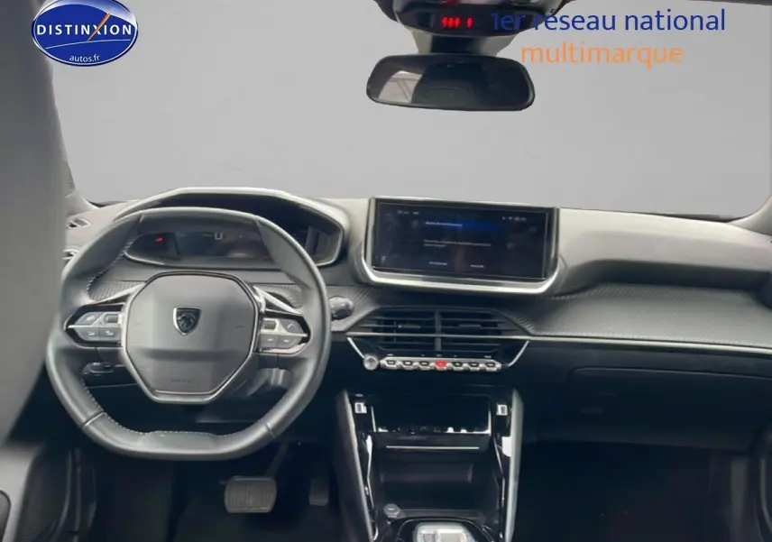 Vue intérieure avant du Peugeot 2008 E-136 Allure 2025, tableau de bord noir avec écran tactile central et volant compact.