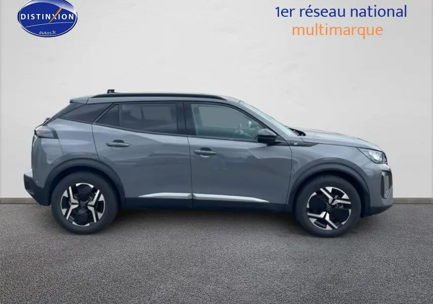 Peugeot 2008 E-136 allure gris sellenium e vu de profil côté gauche sur fond neutre.