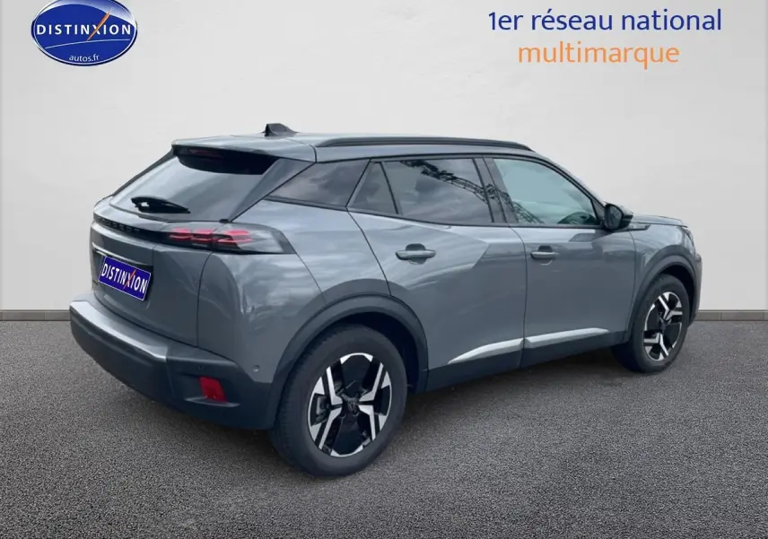 Peugeot 2008 E-136 allure gris sellenium en 3/4 arrière droit, avec jantes alu et vitres teintées.