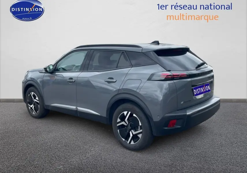 Peugeot 2008 E-136 allure gris sellenium e en 3/4 arrière droit avec jantes alu et feux LED distinctifs.