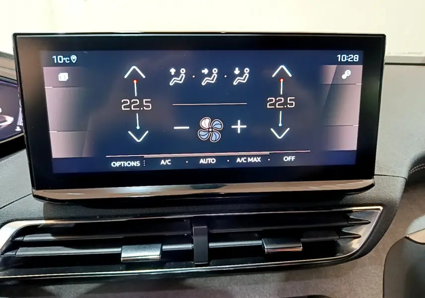 Écran tactile central affichant la climatisation bi-zone à 22,5°C sur Peugeot 3008 noir, vue intérieure rapprochée.