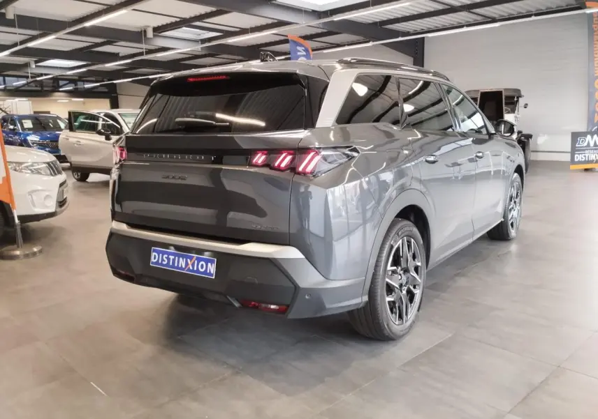 Vue 3/4 arrière droite du Peugeot 5008 gris titanium avec feux arrière LED 3 griffes et jantes alliage 19 pouces.