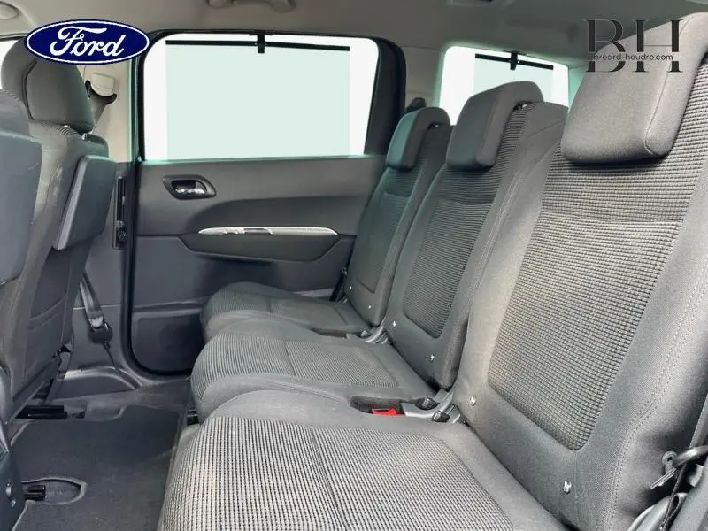 Vue latérale des sièges arrière gris foncé du Peugeot 5008, montrant trois sièges individuels en rang 2 avec appuie-têtes.