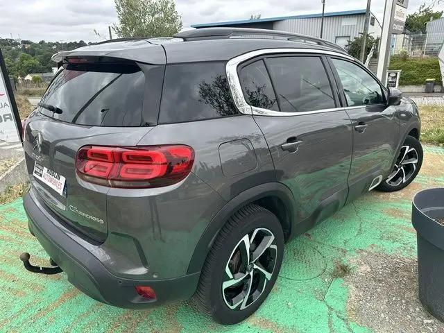 Vue 3/4 arrière droite d'un Citroën C5 Aircross marron avec toit noir, feux LED et jantes alliage distinctives.