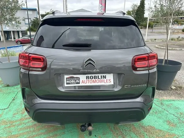 Vue arrière d'un Citroën C5 Aircross marron 2020 avec feux LED et attelage visible sur un parking extérieur.