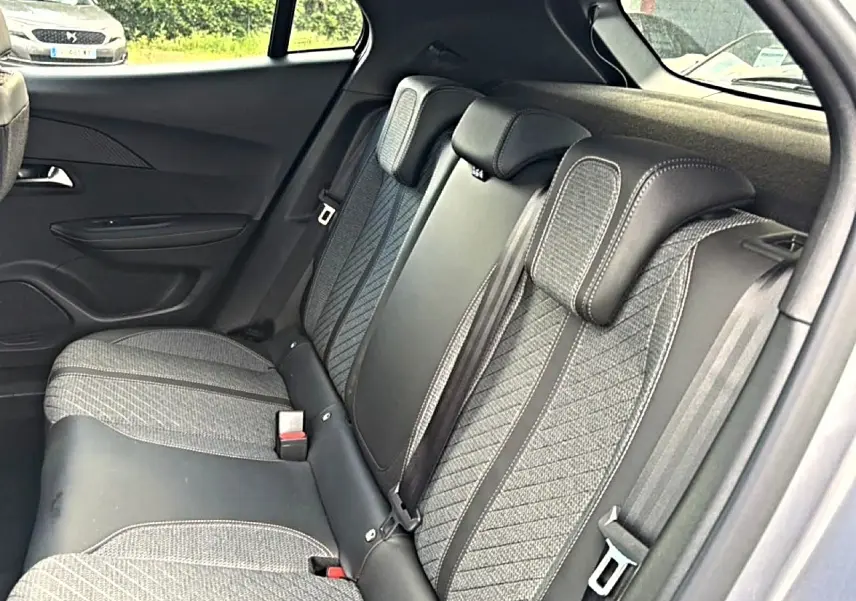 Vue intérieure côté droit de la banquette arrière en tissu gris embossé du Peugeot 2008 1.2 100 allure 2025.