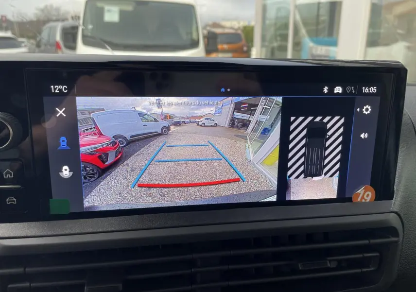 Affichage caméra de recul 180° sur écran tactile 10'' HD du tableau de bord de l'Opel Vivaro blanc 2024