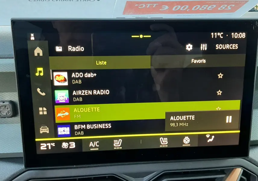 Vue intérieure centrée sur l'écran tactile multimédia du Dacia Duster 1.6 Hybrid 140ch Extreme couleur Sandstone.