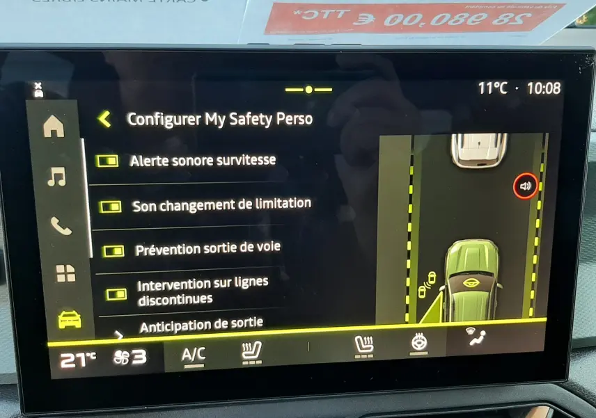 Écran tactile intérieur du Dacia Duster 1.6 Hybrid 140ch Extreme affichant les options de sécurité et la caméra 360° en fonctionnement.