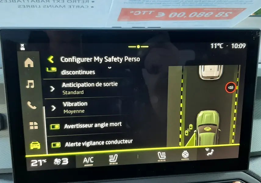 Écran tactile intérieur du Dacia Duster 2025 affichant les réglages de sécurité et la caméra 360° en vue de dessus.