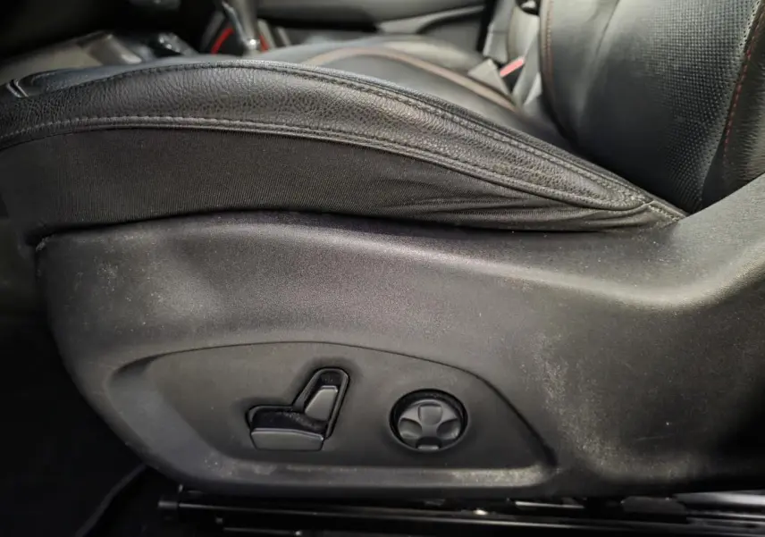 Réglages électriques du siège conducteur en cuir noir du Jeep Compass hybride rechargeable 2020.