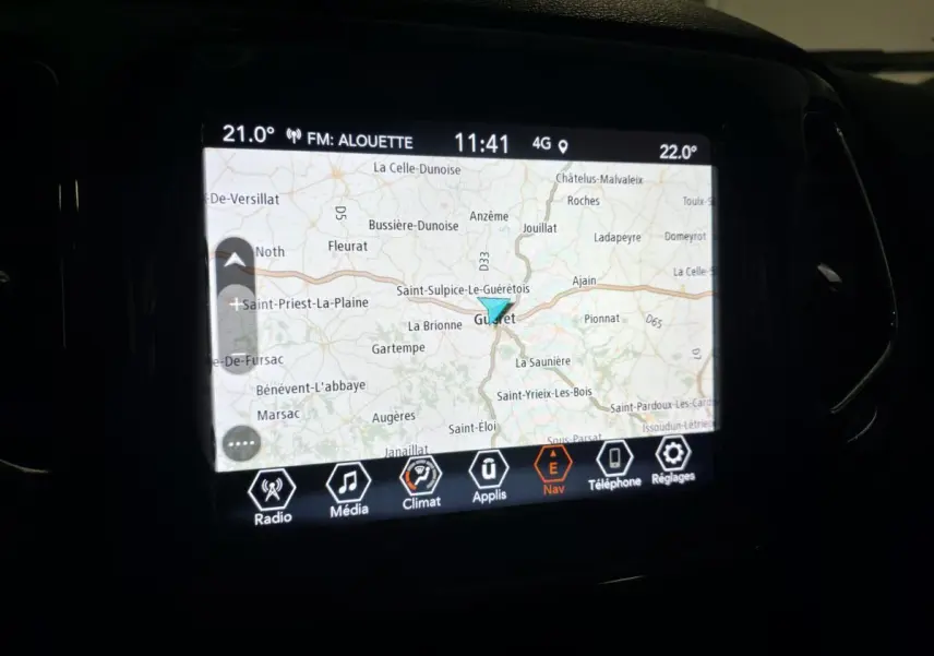 Écran tactile du système de navigation GPS Uconnect 3D dans le tableau de bord du Jeep Compass hybride rechargeable.