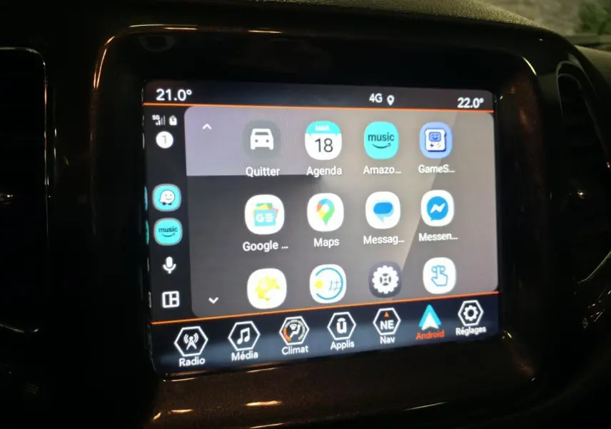 Écran tactile central du Jeep Compass 2020 affichant l'interface Android Auto avec icônes colorées.