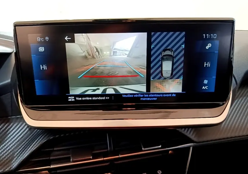 Écran tactile central de la Peugeot 208 affichant la caméra de recul et l’aide au stationnement arrière.