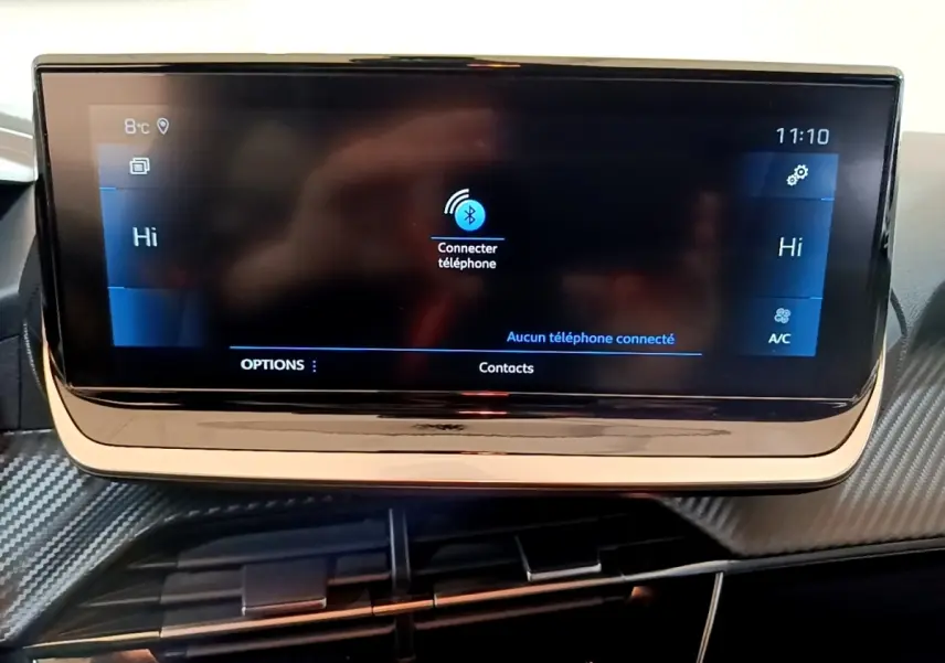Écran tactile central de 17,8 cm dans l’habitacle de la Peugeot 208, affichant la connexion Bluetooth.